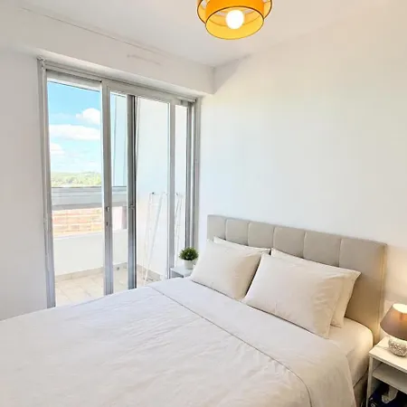 Du Hilaire, Et Foret Apartment